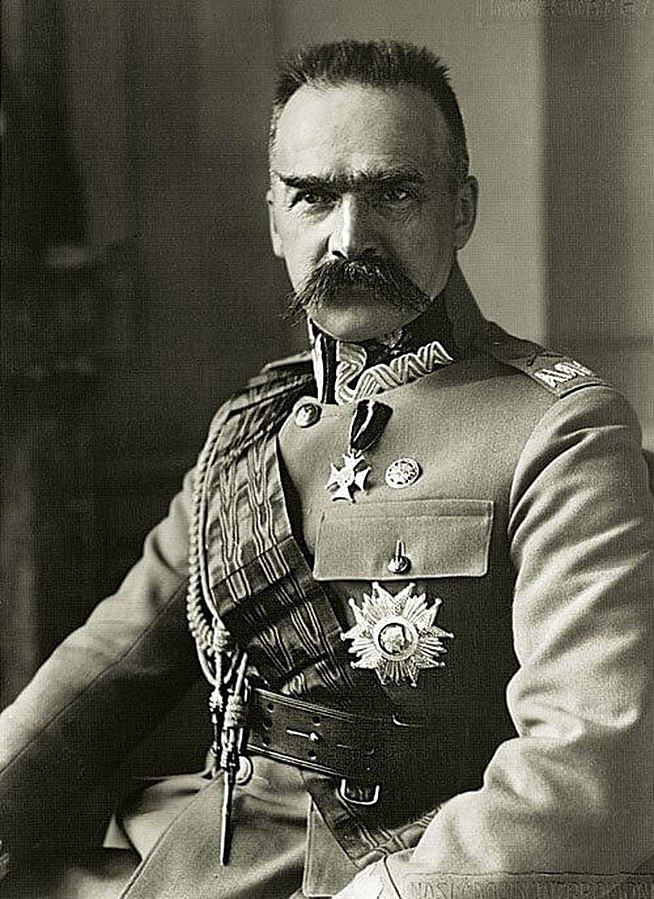 https://en.wikipedia.org/wiki/File:J%C3%B3zef_Pi%C5%82sudski_(-1930).jpg