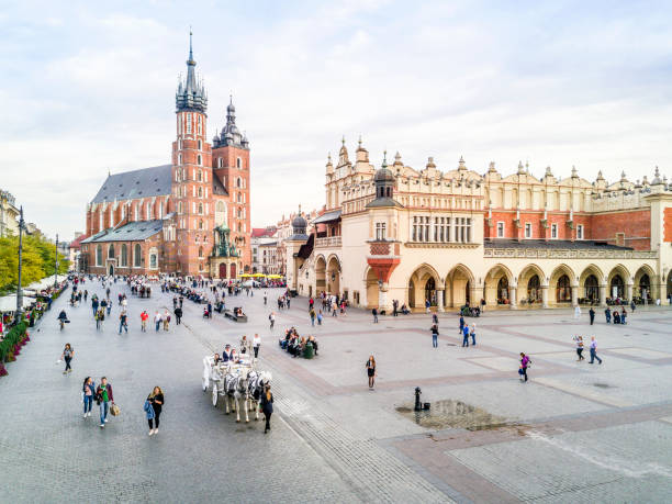 https://www.istockphoto.com/photo/market-square-in-heart-of-krakow-old-town-poland-gm1011414586-272532099