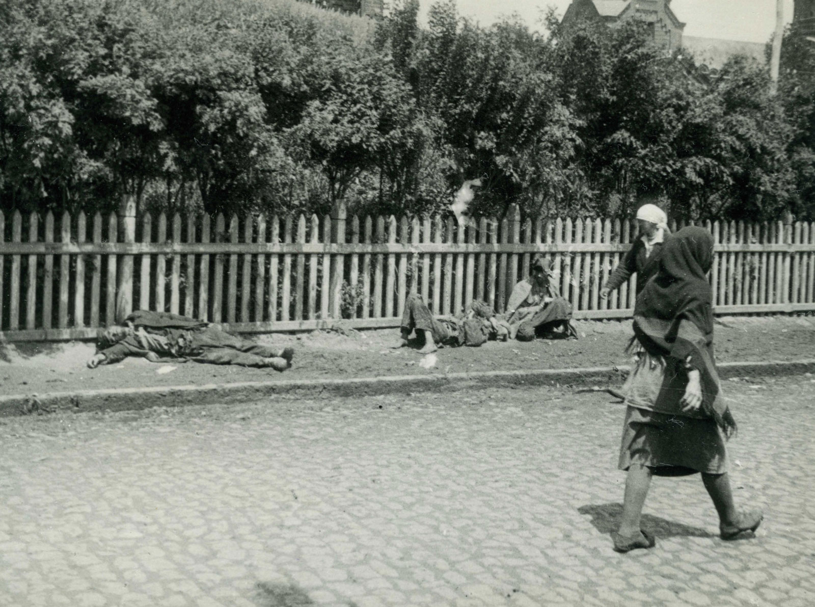 https://uk.wikipedia.org/wiki/Голодомор_в_Україні_(1932—1933)#/media/Файл:HolodomorKharkiv_1933_Wienerberger.jpg