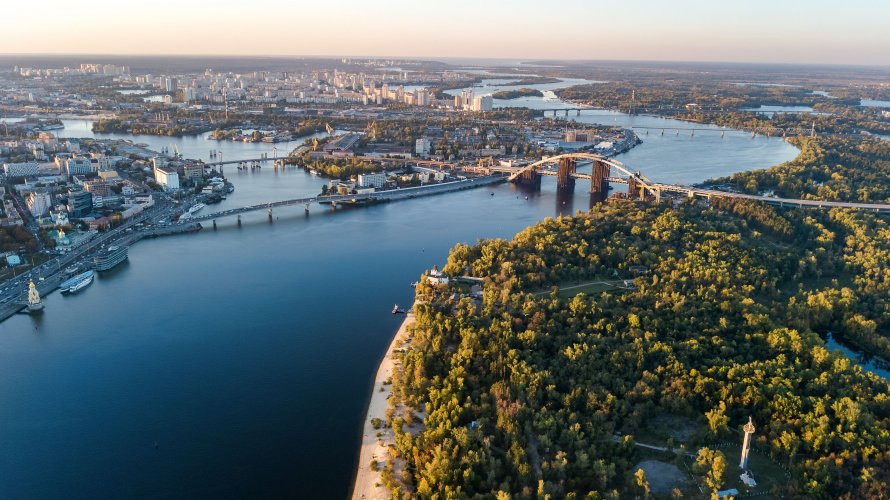 https://delo.ua/energetics/u-kijevi-v-dnipri-pidnyavsya-riven-vodi-u-zvyazku-z-intensivnoyu-robotoyu-ges-405244/